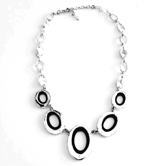 Vintage NINE WEST Reversible Silver Tone Black Oval Disc Choker Necklace - Picture 3 of 11